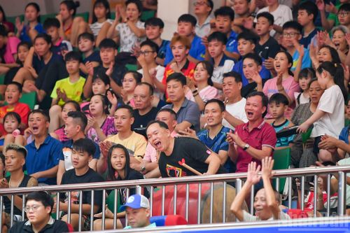 Cổ động viên phấn khích trước những màn so tài hấp dẫn của các trận chung kết.