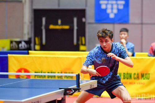 Nguyễn Duy Phong (Hải Phòng) nỗ lực thi đấu và thể hiện sức trẻ trước đàn anh giàu kinh nghiệm.