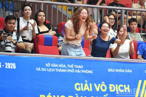 Đông đảo cổ động viên có mặt tại Nhà thi đấu Hải Phòng theo dõi các trận chung kết.