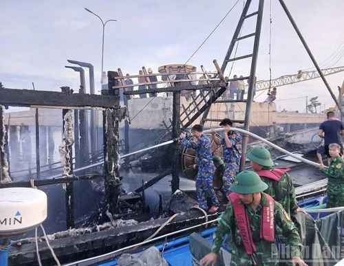 Với tinh thần sẵn sàng, trách nhiệm cao của cán bộ, chiến sĩ Bộ đội Biên phòng tỉnh Ninh Bình đã kịp thời cứu hộ, cứu nạn các tàu cháy, bảo vệ an toàn tính mạng của ngư dân trên tàu. (Ảnh: MINH KHÔI)