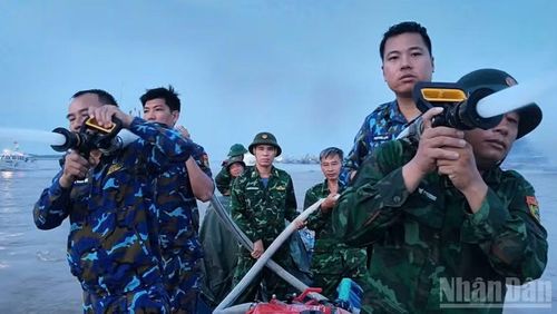 Các lực lượng triển khai phương án tiếp cận, khống chế đám cháy và tổ chức chữa cháy, không để lửa tiếp tục lan rộng. (Ảnh: MINH KHÔI)