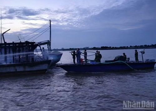 Hải đội Biên phòng 2 khẩn trương huy động lực lượng, phương tiện tiếp cận hiện trường, triển khai các biện pháp chữa cháy. (Ảnh: MINH KHÔI)