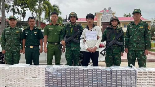 Lực lượng chức năng tỉnh Tây Ninh bắt đối tượng buôn lậu xuyên biên giới. (Ảnh: THANH PHONG)