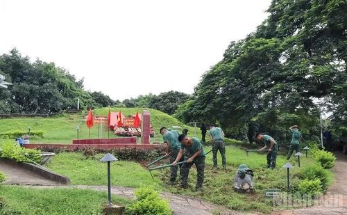 Ngay sau khi hoàn thành sáp nhập từ 3 đơn vị, lãnh đạo Bảo tàng Điện Biên Phủ đã đề nghị Trung đoàn 82 cử chiến sĩ hỗ trợ cải tạo cảnh quan, chăm sóc cây và hoa trên di tích đồi A1 lịch sử. (Ảnh: LÊ LAN)