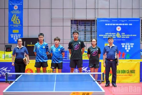 Các tay vợt hai đội bước vào trận chung kết đôi nam nữ. (Ảnh: THẾ ĐẠI)