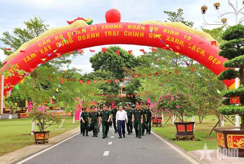 Các đại biểu tham quan doanh trại Trung đoàn 19 (Sư đoàn 968, Quân khu 4). 