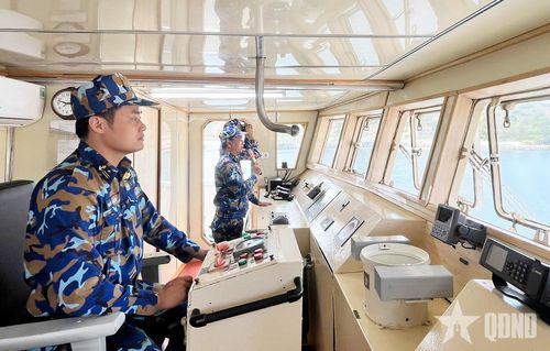 Tổ tuyên truyền pháp luật của Tàu 634, Hải đội 137 thực hiện tuyên truyền, phổ biến pháp luật. 