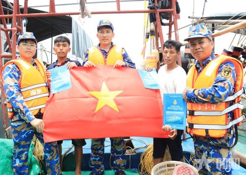 Trao cờ Tổ quốc và tài liệu pháp luật tặng ngư dân. 