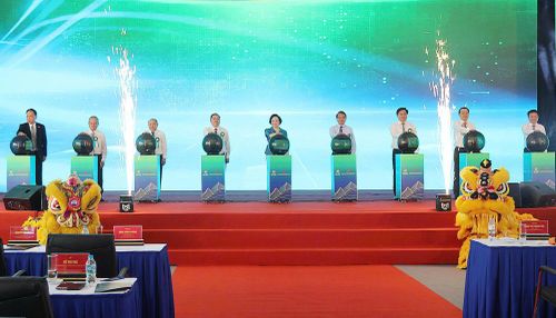 Các đại biểu thực hiện nghi thức phát lệnh khởi công các dự án. 