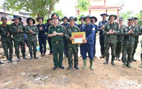 Lãnh đạo, chỉ huy các đơn vị thăm hỏi, tặng quà động viên cán bộ, chiến sĩ thực hiện nhiệm vụ.