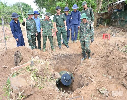  Cán bộ, chiến sĩ Đội K90 (Cục Chính trị, Quân khu 9) và Đội quy tập hài cốt liệt sĩ lâm thời Bộ CHQS tỉnh Vĩnh Long nỗ lực tìm kiếm hài cốt liệt sĩ. 