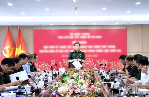 Thượng tướng Trương Thiên Tô chủ trì hội thảo.
