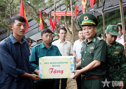 Lãnh đạo Ban chỉ huy Bộ đội Biên phòng tỉnh Lai Châu tặng quà hộ trồng sâm tại bản Ngài Thầu, xã Sì Lở Lầu.