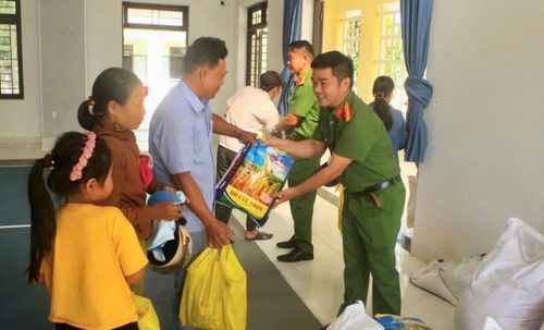 Công an xã Thăng Trường trao quà cho các hộ gia đình khó khăn trên địa bàn.