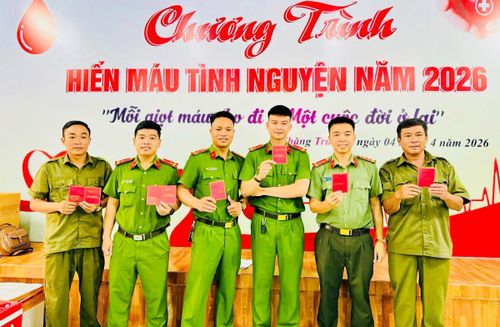 Cán bộ, chiến sĩ Công an xã Thăng Trường tham gia hiến máu tình nguyện.
