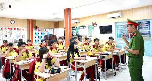 Công an phường Tăng Nhơn Phú tuyên truyền về phòng chống ma túy đến học sinh Trường THCS-THPT Hoa Sen. ẢNH: CÔNG AN PHƯỜNG TĂNG NHƠN PHÚ
