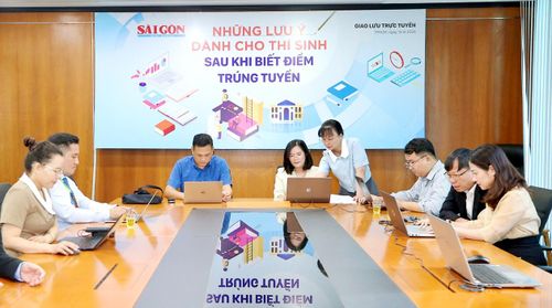  Các chuyên gia giáo dục giao lưu với bạn đọc tại buổi giao lưu trực tuyến do Báo SGGP tổ chức ngày 13-8 Ảnh: DŨNG PHƯƠNG 