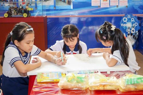 Các em nhỏ tham gia cuộc thi vẽ tranh “Thiếu nhi Thành phố Hồ Chí Minh với Bác Tôn” lần thứ XX, năm 2026 vào đầu tháng 7-2026