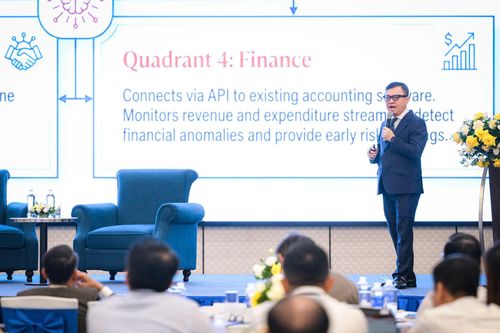  Ông Lê Quốc Minh trình bày tham luận tại phiên thảo luận “Tầm nhìn chiến lược về AI”. Ảnh: TIẾN CƯỜNG 