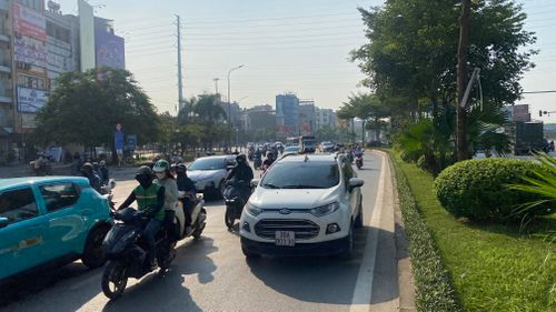  Trước đó, sáng 14-8, Hà Nội vẫn nắng nóng và oi bức, nhiệt độ cao. Ảnh: PHÚC HẬU 
