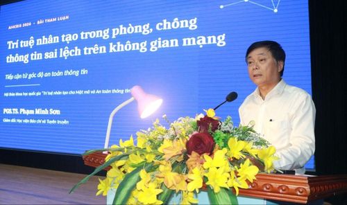  PGS-TS Phạm Minh Sơn, Giám đốc Học viện Báo chí và Tuyên truyền trình bày tham luận tại hội thảo. Ảnh: LH-BBT 