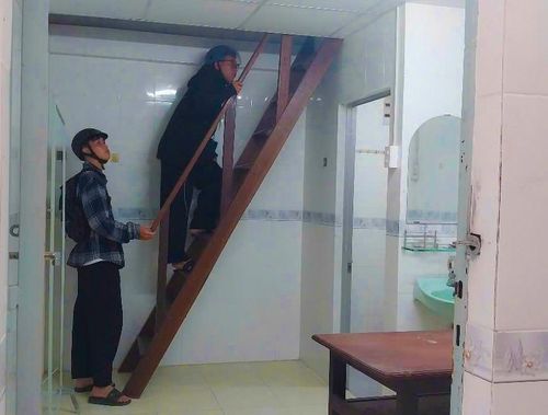 Người thuê trọ đi xem phòng