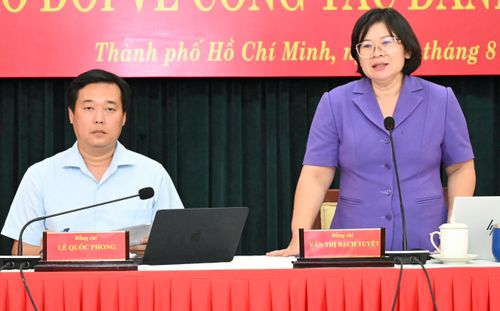  Phó Bí thư Thành ủy TPHCM Văn Thị Bạch Tuyết phát biểu tại hội nghị. Ảnh: VIỆT DŨNG 