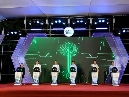  Nghi thức khai mạc hội chợ. Ảnh: XUÂN QUỲNH 