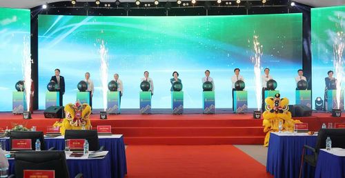 Các đại biểu thực hiện nghi thức phát lệnh khởi công các dự án.