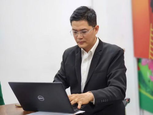 NCS. Th.S Phạm Minh Trường trả lời câu hỏi của phụ huynh tại buổi giao lưu.