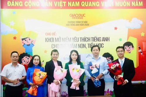 Bà Nguyễn Thị Thanh Nhàn cùng các diễn giả tại chương trình.