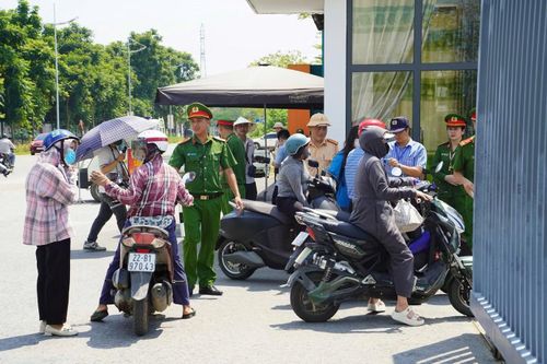 An ninh được siết chặt tại điểm thi Trường THPT Chuyên Tuyên Quang. Ảnh: ĐỨC ANH