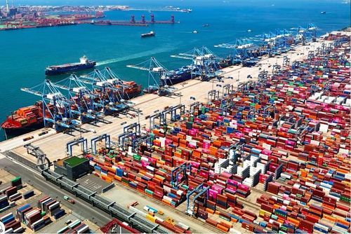 Cảng hàng hoá ở Thanh Đảo, Trung Quốc. (Ảnh: AP)