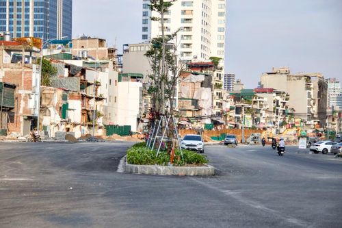  Được phê duyệt từ tháng 12/2017, dự kiến hoàn thành năm 2020, dự án từng rơi vào cảnh chậm tiến độ do vướng mắc kéo dài trong công tác giải phóng mặt bằng. Tuy nhiên, sau hơn 8 tháng tăng tốc triển khai, một phần tuyến đường huyết mạch này đã chính thức lộ diện. ﻿ 