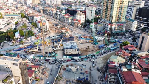 Ngoài ra, hai dự án cầu vượt trên tuyến Vành đai 1 đang được khẩn trương thi công. Đến chiều 13/8, cầu vượt Láng Hạ đã cơ bản xong phần trụ phụ, tập trung đúc trụ chính. Tại cầu vượt Nguyễn Chí Thanh, tiến độ đạt 24,45% khối lượng; nhà thầu đã hoàn tất cọc khoan nhồi, đang tập trung thi công đốt dầm S4 then chốt. Tuy nhiên, công trình này hiện vẫn chịu ảnh hưởng do vướng mặt bằng khu vực giữa trụ T3 - T4.