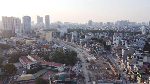Trong đó, khoảng 750 m đoạn từ nút giao Nguyễn Chí Thanh đến phố Thành Công đã được rải thảm nhựa hơn một nửa bề rộng mặt đường, tạo tiền đề quan trọng để đẩy nhanh tiến độ các hạng mục còn lại.