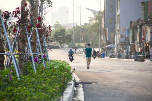 Mặt đường đã được trải thảm nhựa, dải phân cách phủ kín cây xanh cùng hệ thống đèn chiếu sáng đồng bộ.
