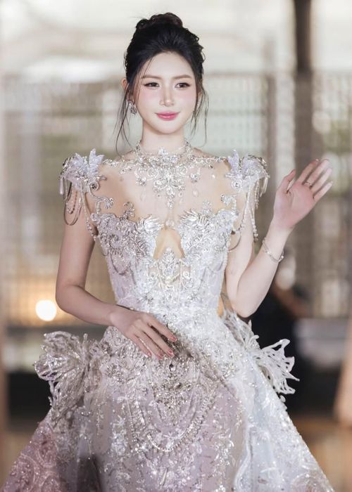 Thu Uyên cho biết thay đổi lớn nhất trong năm qua là không còn vội vàng chứng minh bản thân. Cô muốn dành thời gian học hỏi và tích lũy trước khi bước vào môi trường mới. “Để đi xa, mỗi bước đi đều cần sự chuẩn bị và một nền tảng đủ vững”, người đẹp chia sẻ.