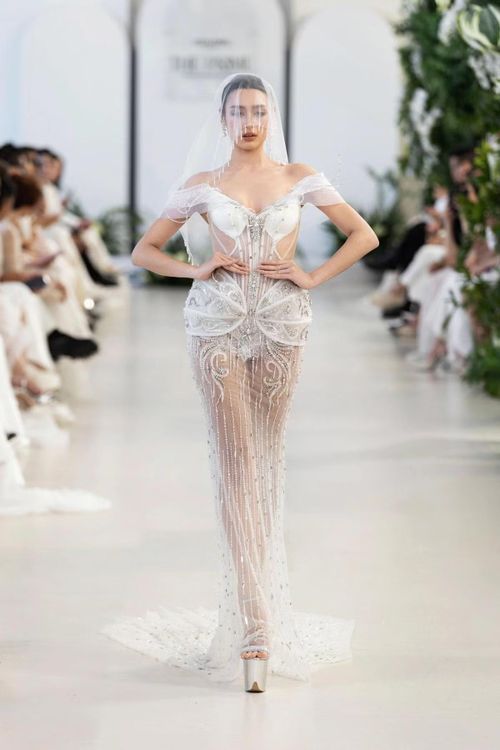 Hoa hậu Thanh Thủy, ca sĩ Hari Won, Miss Grand Vietnam 2026 Emoura Phạm trình diễn váy cưới.