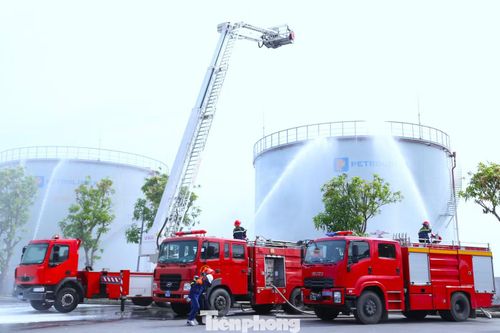 Sau khi lực lượng, phương tiện được tăng cường, Chỉ huy chữa cháy phát lệnh tổng tấn công. Các mũi chữa cháy đồng loạt triển khai, bao vây, cô lập và dập tắt đám cháy. Sau gần 10 phút, đám cháy tại bể B16 được khống chế hoàn toàn; 4 người mắc kẹt cùng các nạn nhân bị thương được đưa ra ngoài an toàn.