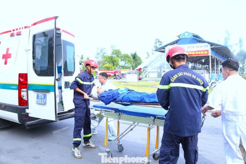 Sau hơn 1 giờ kể từ khi xảy ra sự cố giả định, các lực lượng hoàn thành nhiệm vụ chữa cháy, cứu nạn, cứu hộ, sơ tán người và tài sản. Trong ảnh: Lực lượng y tế có mặt, đưa các nạn nhân đi cấp cứu kịp thời.