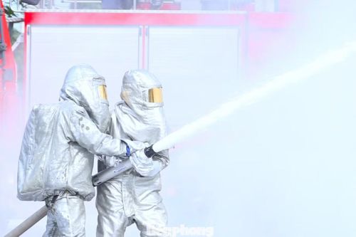 Hai chiến sĩ mặc trang phục Amiăng chống nóng chuyên dụng tham gia chữa cháy.