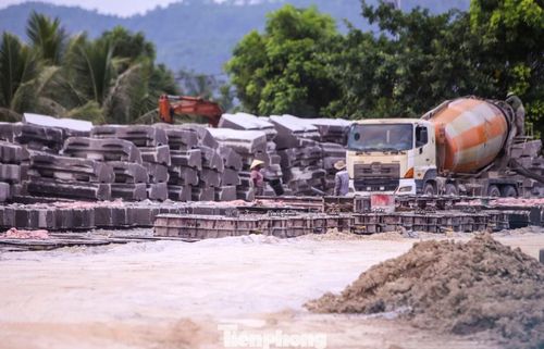 Ngoài việc làm đường công vụ, đổ đá chân khay kè, đơn vị thực hiện dự án cũng tăng tốc đúc cấu kiện, phục vụ cho quá trình thi công. Dự kiến công trình xử lý sạt lở khẩn cấp, phục vụ công tác phòng, chống thiên tai và tạo điều kiện để khu du lịch nhanh chóng phục hồi tại khu du lịch biển Hải Tiến hoàn thành cuối năm 2026. Tuy nhiên, các địa phương đang đẩy nhanh các hạng mục chính của dự án để ứng phó, đảm bảo an toàn trước mùa mưa bão cận kề.