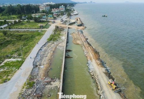Những ngày này, từng tốp công nhân, máy móc của Công ty TNHH Hoàng Tuấn đang miệt mài làm việc, đẩy nhanh tiến độ thực hiện dự án bờ kè khu du lịch biển Hải Tiến ở xã Hoằng Tiến và Hoằng Thanh (tỉnh Thanh Hóa) trước mùa mưa bão.