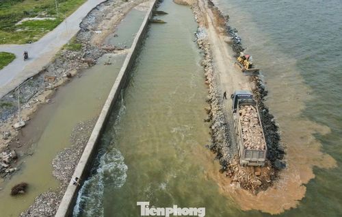 Lãnh đạo UBND xã Hoằng Thanh cũng cho biết trước khi dự án triển khai, địa phương đã huy động máy móc san gạt, thu dọn tạm thời các điểm sạt lở, giăng dây, cắm mốc cảnh báo, hạn chế thấp nhất nguy cơ mất an toàn đối với người dân và du khách. Hiện xã đốc thúc nhà thầu đẩy tiến độ thực hiện dự án xử lý sạt lở, hư hỏng tuyến kè bờ biển và đường giao thông ven biển dài khoảng 1 km qua địa bàn, nhằm đảm bảo an toàn trước mùa mưa lũ.
