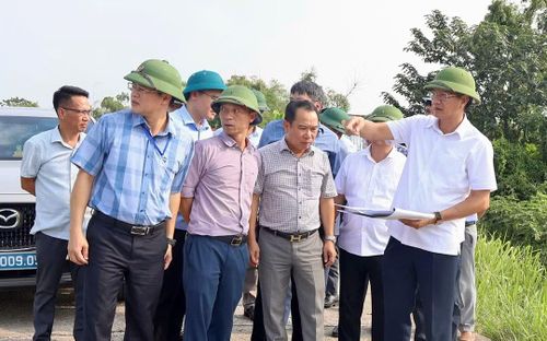 Ông Lê Anh Quân - Phó Chủ tịch Thường trực UBND TP Hải Phòng cùng liên ngành, địa phương khảo sát thực tế khu vực triển khai dự án đường sắt tốc độ cao Hà Nội - Quảng Ninh.