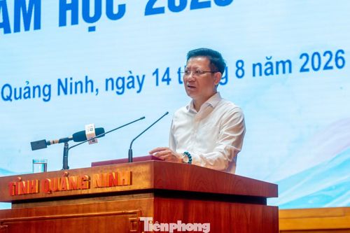  Ông Nguyễn Việt Dũng - Giám đốc Sở Giáo dục và Đào tạo khẳng định, ngành giáo dục Quảng Ninh đang tiếp tục phát triển không ngừng nhằm đáp ứng nhu cầu dạy và học của giáo viên, học sinh, sinh viên. Thông qua buổi gặp mặt và đối thoại với lãnh đạo tỉnh ngày hôm nay, học sinh, sinh viên tỉnh nhà sẽ tiếp tục viết tiếp những câu chuyện đẹp của tuổi trẻ để phát triển Quảng Ninh ngày càng giàu đẹp. Ngành giáo dục sẽ tập trung nâng cao chất lượng giáo dục thực chất, đẩy mạnh chuyển đổi số﻿, ứng dụng trí tuệ nhân tạo và tạo mọi điều kiện tốt nhất để thế hệ trẻ Quảng Ninh phát triển toàn diện. 