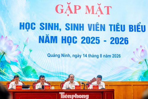 Sau đó, Bí thư Tỉnh ủy Quảng Ninh - Quản Minh Cường điều hành đối thoại giữa lãnh đạo tỉnh, HĐND tỉnh và ngành giáo dục với các em học sinh, sinh viên để giải đáp các thắc mắc cũng như chính sách hỗ trợ của Quảng Ninh dành cho giáo dục tỉnh nhà.