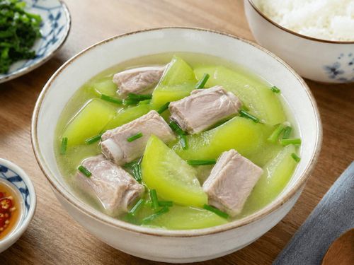 Canh bí xanh nấu sườn. Ảnh minh họa AI