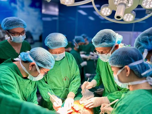 Các bác sĩ Bệnh viện Phổi Trung ương ghép phổi cho bệnh nhân. Ảnh: BVCC